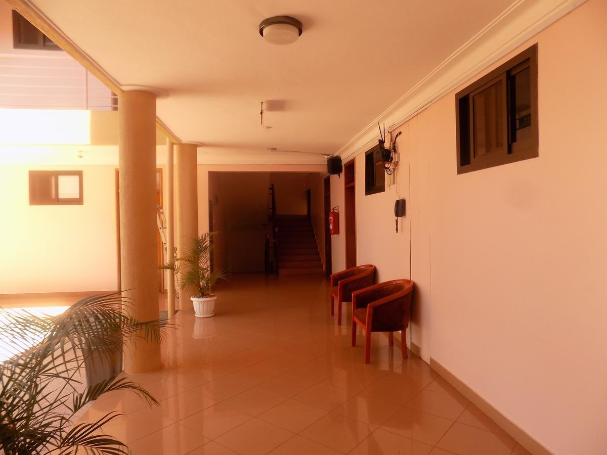 Entebbe Traveller'S Hotel ภายนอก รูปภาพ