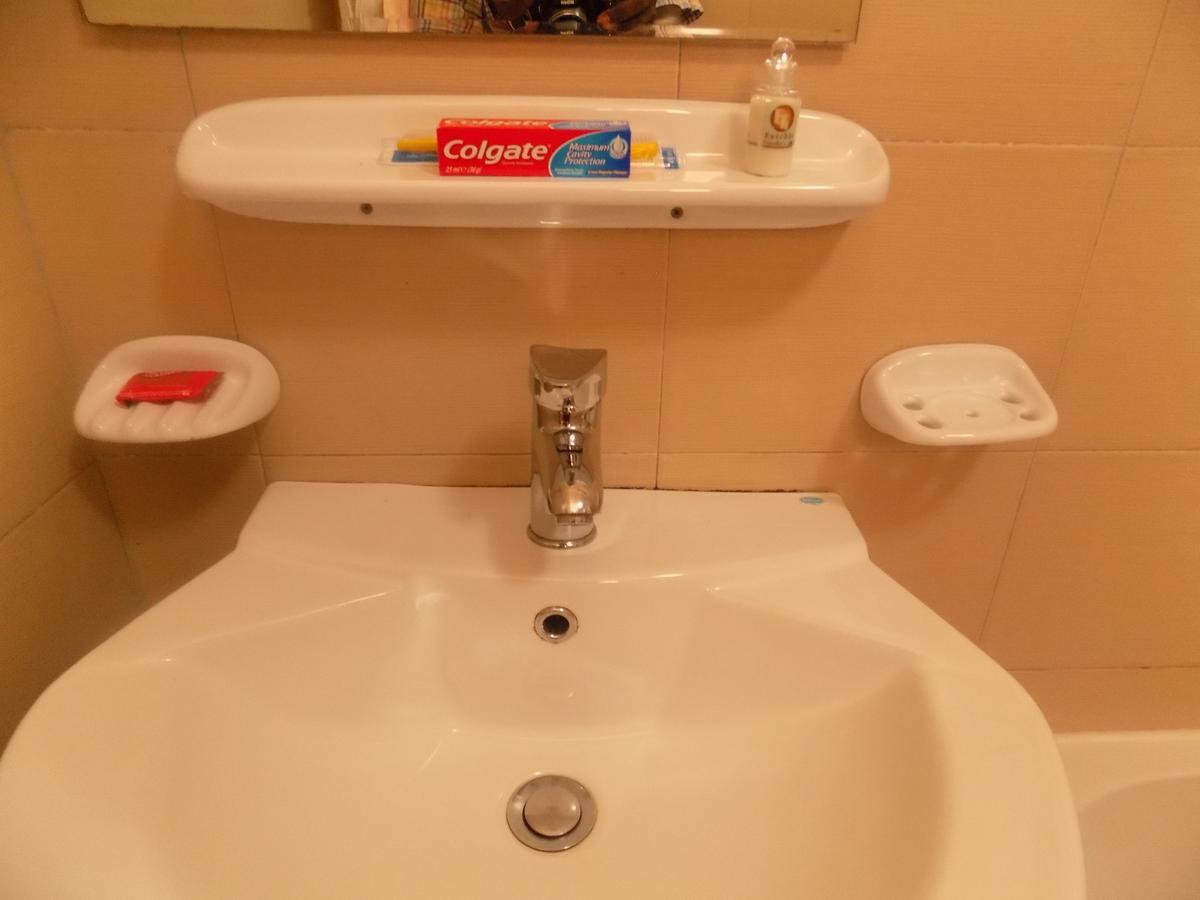 Entebbe Traveller'S Hotel ภายนอก รูปภาพ