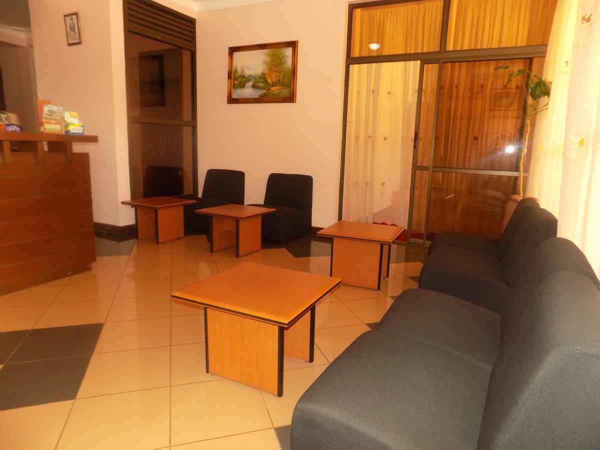 Entebbe Traveller'S Hotel ภายนอก รูปภาพ
