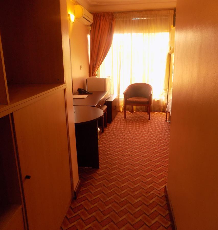 Entebbe Traveller'S Hotel ภายนอก รูปภาพ