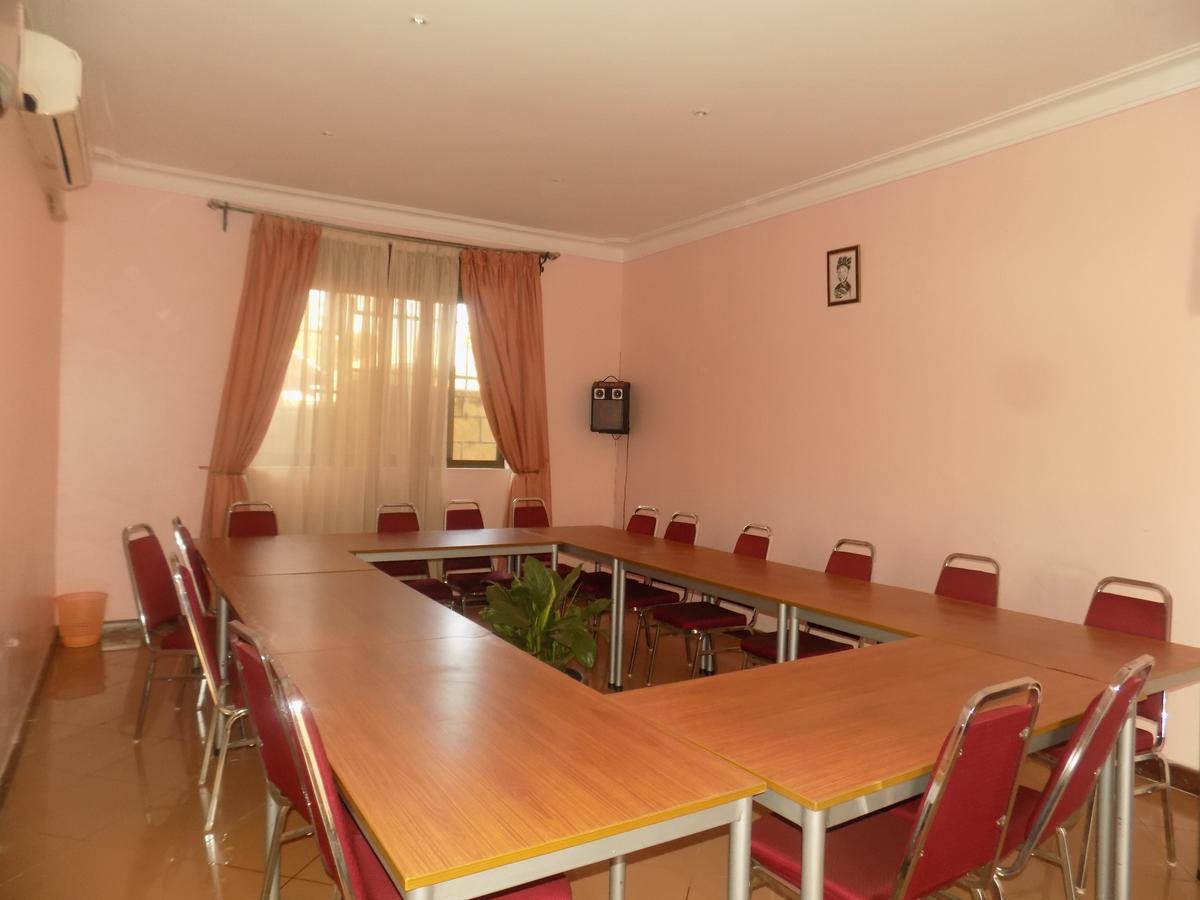 Entebbe Traveller'S Hotel ภายนอก รูปภาพ